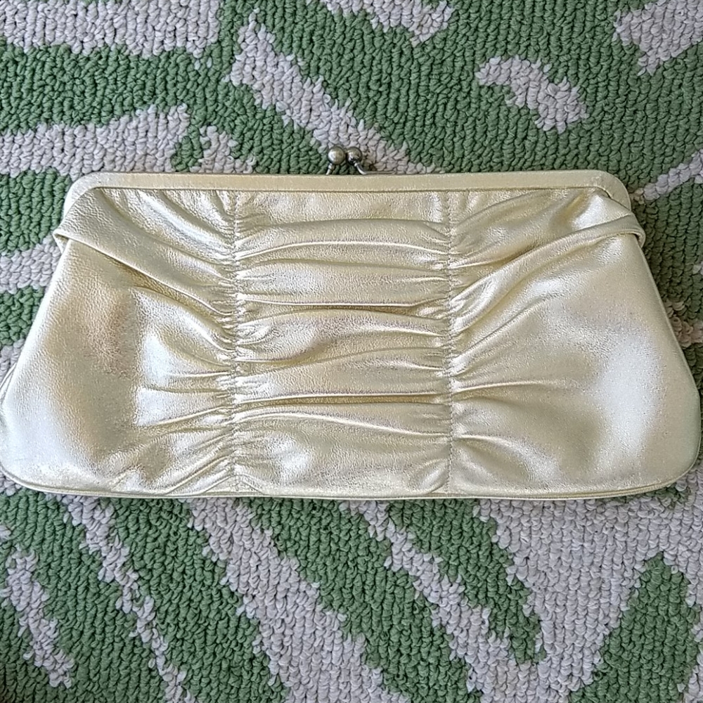 Hobo clutch  in gold with chain
